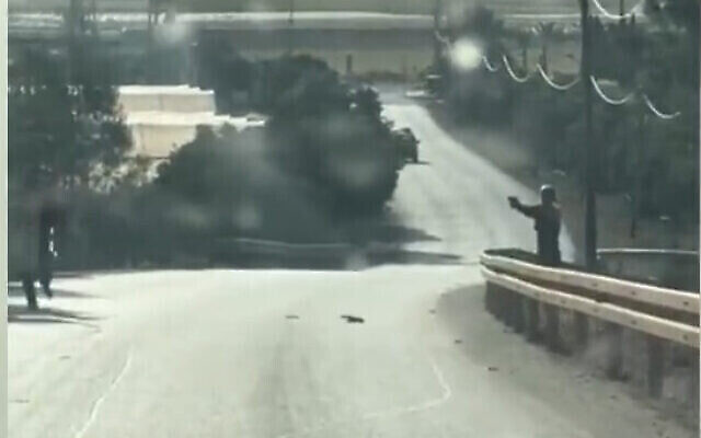لحظة قيام مشتبه به بفتح النار على ديار عمر البالغ من العمر 19 عاما بالقرب من غان نير بشمال إسرائيل، 6 مايو، 2023.  (Screenshot: Twitter)