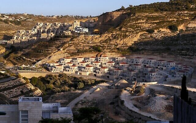 صورة  لاعمال بناء في مستوطنة غفعات زئيف بين القدس ورام الله في الضفة الغربية، 10 مايو، 2022. (Ahmad Gharabali / AFP)