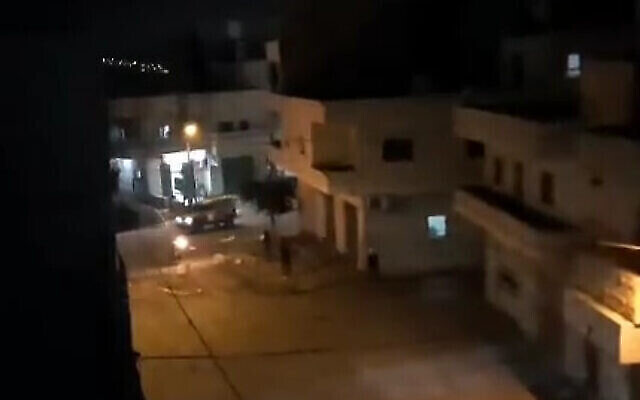 فلسطينيون يقذفون قنابل حارقة على سيارة جيب للجيش الإسرائيلي في قرية حوسان بالضفة الغربية ، 20 يونيو 2023 (Screenshot: Twitter)