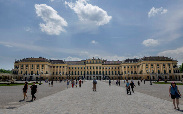 أشخاص يمشون أمام قصر شوينبرون في يوم ربيعي مشمس في فيينا، النمسا، 22 مايو، 2023. ( JOE KLAMAR / AFP)