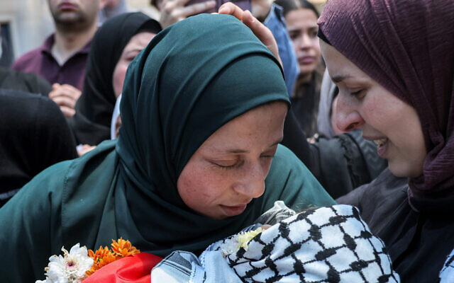 والدة محمد هيثم التميمي، وهو طفل فلسطيني يبلغ من العمر ثلاث سنوات كان أصيب برصاص القوات الإسرائيلية في الضفة الغربية  قبل أسبوع ، وتوفي متأثرا بجراحه في اليوم السابق، تودع ابنها خلال الجنازة في قرية النبي صالح بوسط الضفة الغربية، 6 يونيو، 2023. ( AHMAD GHARABLI / AFP)