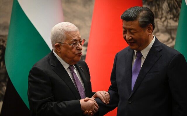 الرئيس الفلسطيني محمود عباس يصافح الرئيس الصيني شي جينبينغ بعد حفل توقيع في قاعة الشعب الكبرى في بكين، 14 يونيو 2023. (Jade GAO / POOL / AFP)