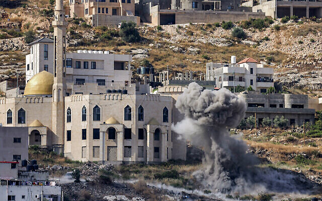دخان يتصاعد من غارة جوية اسرائيلية خلال عملية للجيش في مدينة جنين بالضفة الغربية، 19 يونيو، 2023. (Jaafar ASHTIYEH / AFP)