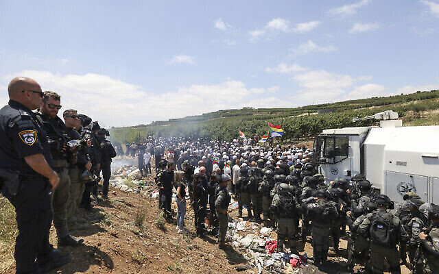 قوات الشرطة الإسرائيلية تنتشر لتفريق احتجاجات لأفراد من أبناء الطائفة الدرزية بالقرب من قرية مجدل شمس في هضبة الجولان، 20 يونيو، 2023.  (JALAA MAREY / AFP)