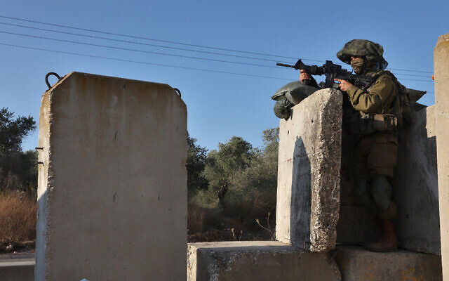 توضيحية: جندي إسرائيلي يقف عند حاجز "ريحان"، بالقرب من جنين في الضفة الغربية، 22 يونيو 2023 (GIL COHEN-MAGEN / AFP)