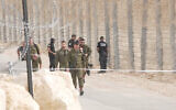 رئيس أركان الجيش الإسرائيلي هرتسي هليفي يسير مع مسؤولين آخرين بالجيش والشرطة بالقرب من الموقع الذي تسلل فيه شرطي مصري إلى إسرائيل، 3 يونيو، 2023. (Israel Defense Forces)