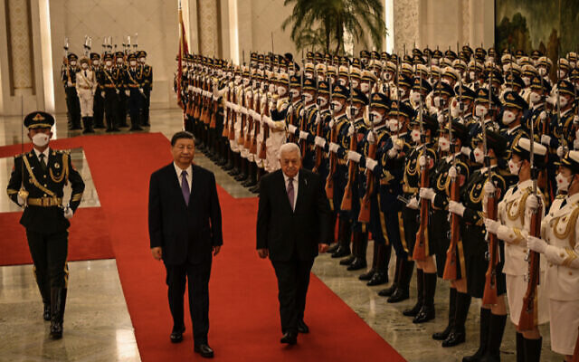 الرئيس الصيني شي جين بينغ والرئيس الفلسطيني محمود عباس يحضران مراسم استقبال في  قاعة الشعب الكبرى ببكين، 14 يونيو، 2023. (JADE GAO / POOL / AFP)