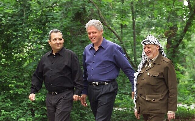 الرئيس الأمريكي كلينتون ورئيس الوزراء باراك والزعيم الفلسطيني عرفات في كامب ديفيد بولاية ماريلاند ، 11 يوليو 2000 (AP Photo / Ron Edmonds، File)