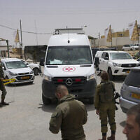 سيارة إسعاف تندفع من قاعدة عسكرية بعد إطلاق نار دام في جنوب إسرائيل على طول الحدود المصرية، 3 يونيو، 2023. (AP / Tsafrir Abayov)