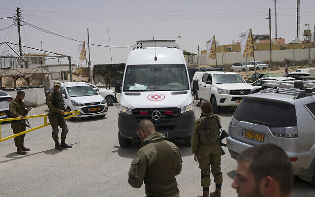 سيارة إسعاف تندفع من قاعدة عسكرية بعد إطلاق نار دام في جنوب إسرائيل على طول الحدود المصرية، 3 يونيو، 2023. (AP / Tsafrir Abayov)