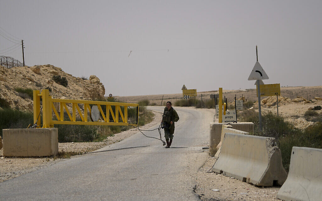 جندي إسرائيلي يغلق بوابة مؤدية إلى الحدود المصرية في جنوب إسرائيل، بعد هجوم إطلاق نار وقع يوم السبت 3 يونيو، 2023. (AP / Tsafrir Abayov)