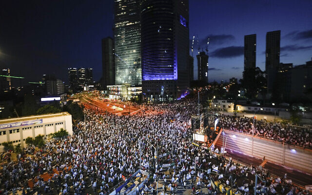 إسرائيليون يحتجون على خطط حكومة رئيس الوزراء بنيامين نتنياهو لإصلاح النظام القضائي، في تل أبيب، 3 يونيو 2023 (AP Photo / Ariel Schalit)