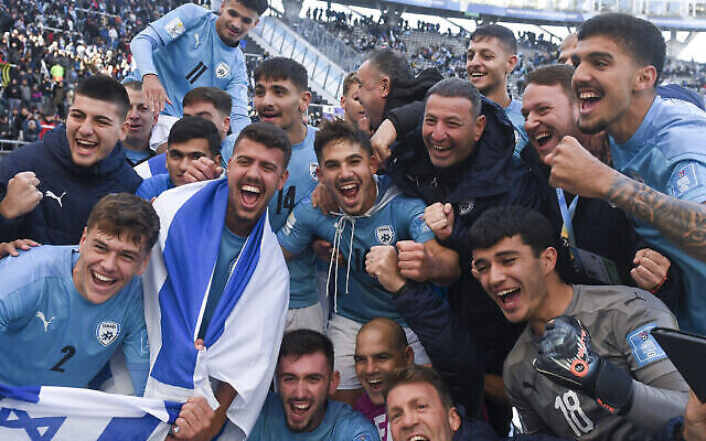 لاعبو المنتخب الإسرائيلي يحتفلون بعد فوزهم 3-1 على كوريا الجنوبية خلال كأس العالم تحت 20 سنة في مباراة تحديد المركز الثالث لكرة القدم في ملعب "دييغو مارادونا" في لابلاتا، الأرجنتين، الأحد 11 يونيو، 2023. (AP / Gustavo Garello)