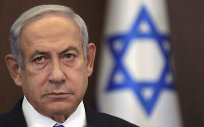 رئيس الوزراء بنيامين نتنياهو يحضر الجلسة الأسبوعية للحكومة في مكتب رئيس الوزراء في القدس، 25 يونيو، 2023. (Abir Sultan / Pool Photo via AP)