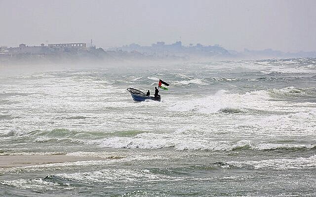 توضيحية: صياد يبحر في البحار الهائجة على طول ساحل البحر الأبيض المتوسط ​​في مدينة غزة، 11 أبريل، 2018. (Adel Hana / AP)