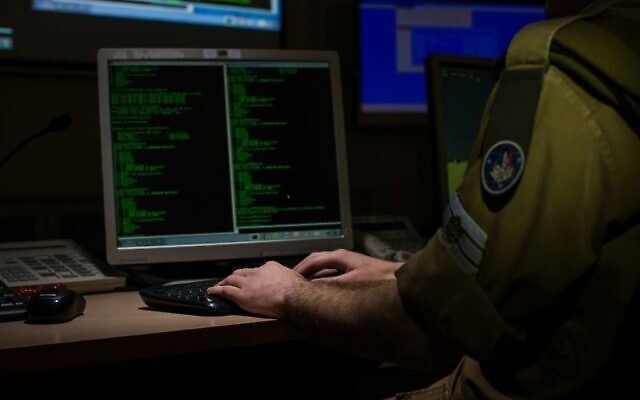 توضيحية. جندي من جيش الدفاع الإسرائيلي من فيلق C41 يطبع على جهاز كمبيوتر. (Israel Defense Forces)