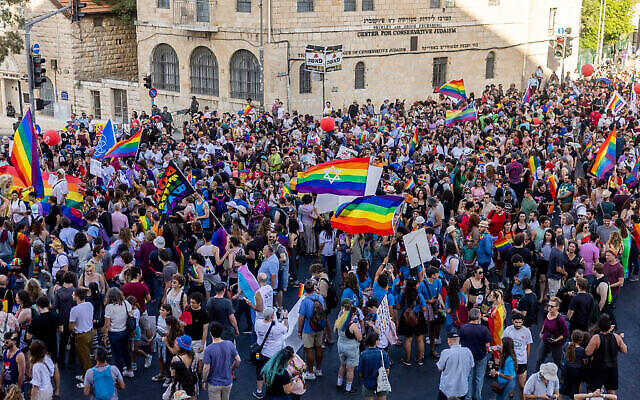 الآلاف يشاركون في مسيرة الفخر السنوية للمثليين في القدس، 2 يونيو، 2022. (Yonatan Sindel / Flash90)