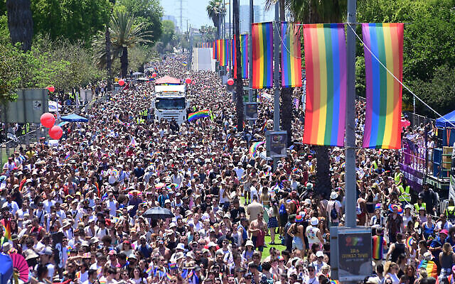 المشاركون في مسيرة الفخر السنوية في تل أبيب، 10 يونيو، 2022. (Tomer Neuberg / Flash90)