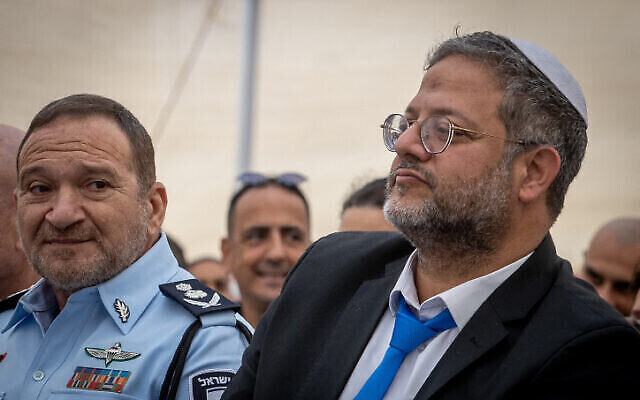 وزير الأمن القومي إيتمار بن غفير (على يمين الصورة)  والمفوض العام للشرطة كوبي شبتاي في احتفال بـيوم الاستقلال"  في مقر اشرطة إسرائيل  بالقدس، 20 أبريل، 2023. (Oren Ben Hakoon / Flash90)