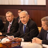 رئيس الوزراء بنيامين نتنياهو يترأس الجلسة الأسبوعية للحكومة في القدس، 4 يونيو، 2023. (Amit Shabi / Pool / Flash90)