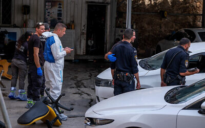 الشرطة في موقع مقتل خمسة اشخاص في بلدة يافة الناصرة، 8 يونيو 2023 (Fadi Amun / Flash90)