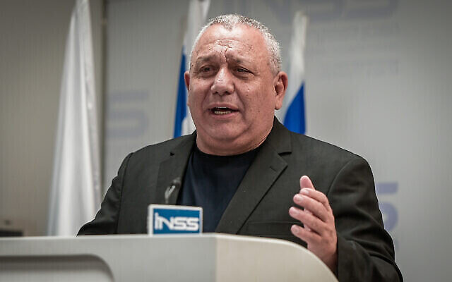 عضو الكنيست غادي إيزنكوت يحضر حفل إطلاق كتاب جديد في معهد دراسات الأمن القومي في تل أبيب، 11 يونيو، 2023. (Avshalom Sassoni / Flash90)