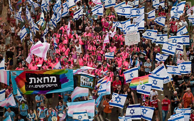 إسرائيليون يشاركون في مظاهرة ضد خطة الحكومة لإصلاح القضاء، تل أبيب، 17 يونيو، 2023. (Avshalom Sassoni / Flash90)