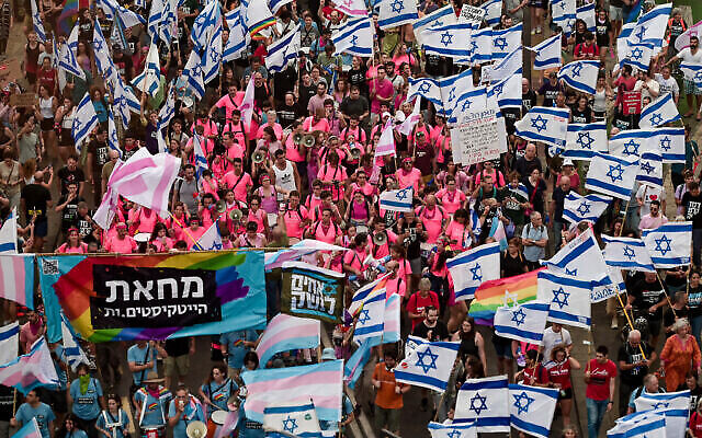 إسرائيليون يشاركون في مظاهرة ضد خطة الحكومة لإصلاح القضاء، تل أبيب، 17 يونيو، 2023. (Avshalom Sassoni / Flash90)