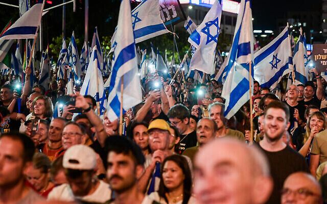 احتجاج الناس على الإصلاح القضائي المخطط له في تل أبيب، 24 يونيو، 2023. (Avshalom Sassoni / Flash90)