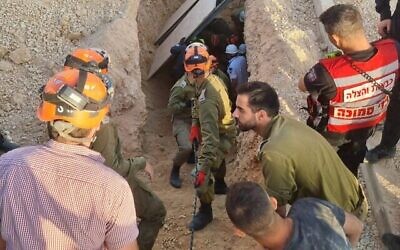 عمال الإنقاذ في الجيش الإسرائيلي يعملون على سحب اثنين من عمال البناء الفلسطينيين من تحت أنقاض موقع بناء في مستوطنة نيفي دانيال، 31 مايو، 2023. (Israel Defense Forces)