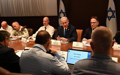 رئيس الوزراء بنيامين نتنياهو يستضيف اجتماعا مع مسؤولي الشرطة والأمن لمناقشة جرائم العنف في المجتمع العربي، 11 يونيو، 2023. (Haim Zach / GPO)