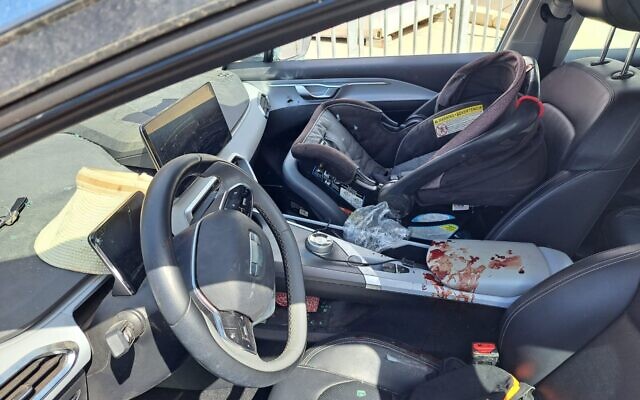 دماء داخل سيارة اسرائيلية بالقرب من حاجز ريحان، بعد تعرضها لاطلاق النار عند مفترق طرق مجاور في شمال الضفة الغربية، 13 يونيو 2023 (Samaria Regional Council)