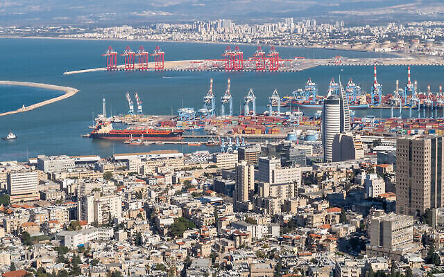 منظر توضيحي من جبل الكرمل المطل على ميناء حيفا والبحر الأبيض المتوسط ​، يناير 2021. (Svarshik via iStock by Getty Images)