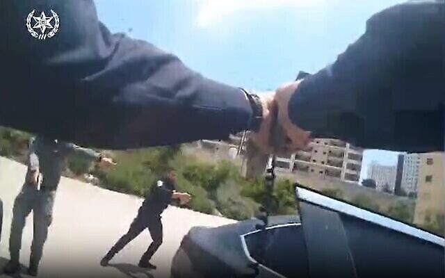 لقطات من كاميرا مثبتة على جسم شرطي تظهر قيام عناصر من الشرطة باعتقال ثلاثة مشتبه بهم في موقت سيارات في مستشفى "العائلة المقدسة" بمدينة الناصرة، 11 يونيو، 2023. (Israel Police)