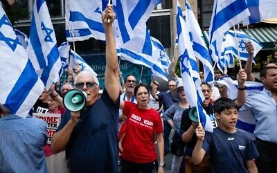 متظاهرون مناهضون للحكومة خارج القنصلية الإسرائيلية في مدينة نيويورك، 11 يوليو، 2023. (Luke Tress / Times of Israel)