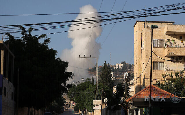 دخان يتصاعد من مخيم جنين في الضفة الغربية، 3 يوليو، 2023. (Jaafar AshHTIYEH / AFP)