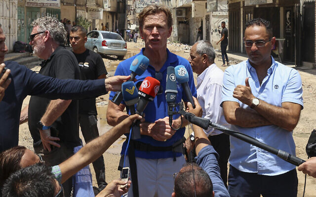 ممثل الاتحاد الأوروبي لدى الاراضي الفلسطينية سفين كون فون بورغسدورف يتحدث إلى الصحفيين أثناء زيارته مع وفد من المبعوثين الدوليين إلى مخيم جنين للاجئين في الضفة الغربية، 8 يوليو 2023 (Zain JAAFAR / AFP)