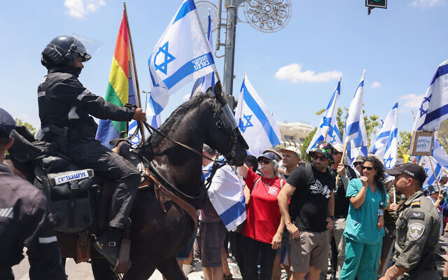 خيالة الشرطة يفرقون احتجاجًا أمام الكنيست في القدس، 11 يوليو 2023 (Menahem KAHANA / AFP)