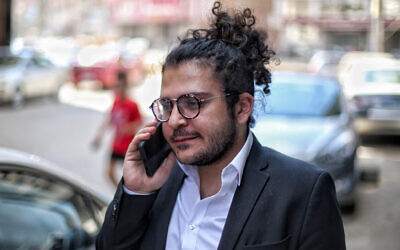الباحث المصري باتريك زكي يصل إلى محكمة في مدينة المنصورة بدلتا النيل، شمال مصر، لجلسة محاكمة في 21 يونيو 2022 (Mohamed El-Raai / AFP)
