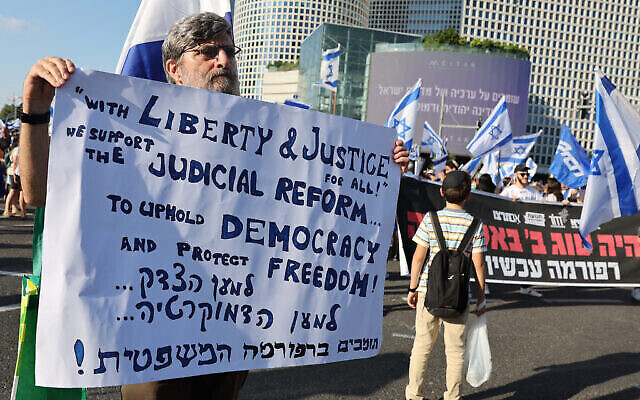 متظاهرون يمينيون يدعمون الحكومة وخططها لإصلاح النظام القضائي يتظاهرون في تل أبيب، 23 يوليو، 2023.  (Photo by JACK GUEZ / AFP)