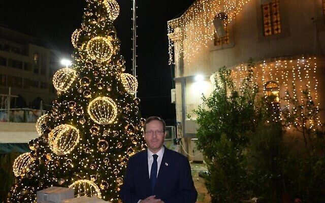 رئيس الدولة يتسحاق هرتسوغ في حفل اضاءة شجرة عيد الميلاد في يافا، 21 ديسمبر، 2022. (Amos Ben-Gershom / GPO)