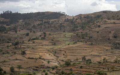 توضيحية: تلال على الطريق بين قوندر ودانشي، في إثيوبيا، 1 مايو 2021 (AP Photo / Ben Curtis، File)