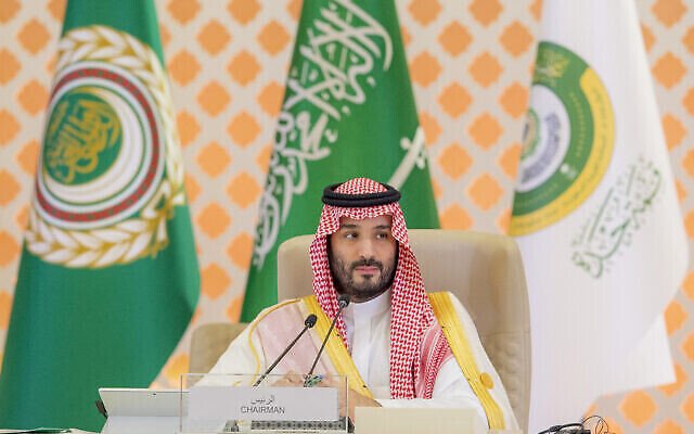 في هذه الصورة التي قدمتها وكالة الأنباء السعودية "واس" يظهر ولي العهد السعودي محمد بن سلمان خلال ترأسه للقمة العربية في جدة، المملكة العربية السعودية، 19 مايو، 2023.  (Saudi Press Agency via AP)