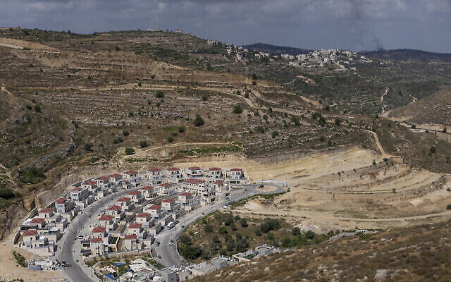 مشاريع سكنية جديدة في مستوطنة غفعات زئيف الإسرائيلية بالضفة الغربية، 18 يونيو، 2023. (AP Photo / Ohad Zwigenberg، File)