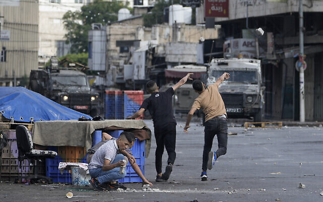 اشتباكات بين فلسطينيين والقوات الإسرائيلية خلال عملية عسكرية في مدينة نابلس بالضفة الغربية، 7 يوليو، 2023. (AP Photo / Majdi Mohammed)