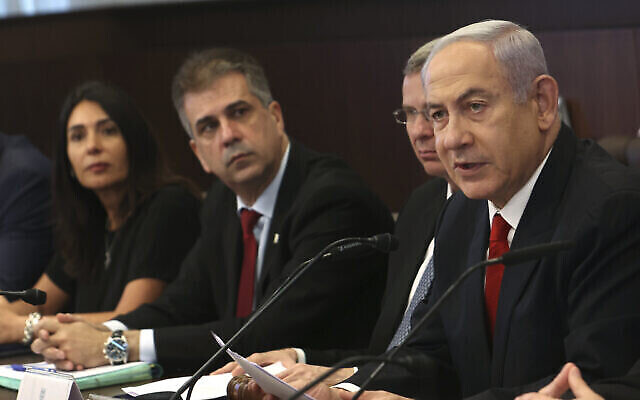 رئيس الوزراء بنيامين نتنياهو يحضر الجلسة الأسبوعية للحكومة في القدس، 9 يوليو، 2023. (Gil Cohen-Magen / Pool Photo via AP)
