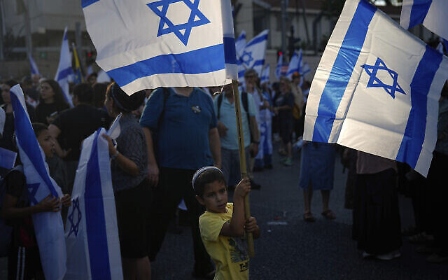 إسرائيليون من اليمين يحتشدون لدعم خطط حكومة رئيس الوزراء بنيامين نتنياهو لإصلاح النظام القضائي، في تل أبيب، إسرائيل، 23 يوليو، 2023. (AP Photo / Ariel Schalit)