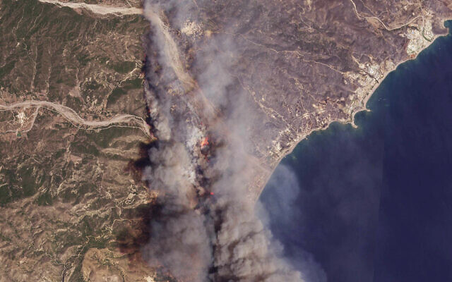 صورة فضائية من Planet Labs PBC تُظهر الحرائق المشتعلة في جزيرة رودوس اليونانية في 24 يوليو 2023. (Planet Labs PBC via AP)