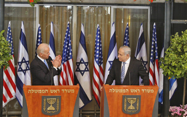 نائب الرئيس الأمريكي آنذاك جو بايدن (يسار) ورئيس الوزراء بنيامين نتنياهو خلال مؤتمر صحفي مشترك في مقر إقامة رئيس الوزراء في القدس، 9 مارس 2010 (AP / Ariel Schalit)