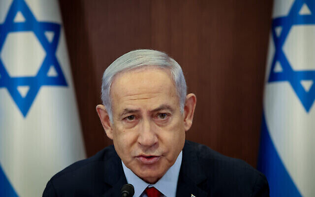 رئيس الوزراء بنيامين نتنياهو يترأس جلسة لمجلس الوزراء في مكتبه بالقدس، 18 يونيو، 2023.  (Amit Shabi/Pool)